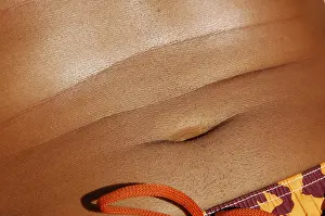 Skin Protection Tips Stampe: Bellybutton of a man