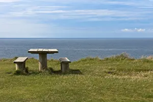 Deserted Bench In Nature Stampe: Bench and table, viewpoint on Bovbjerg cliffs