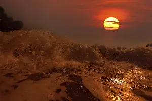 Atmospheric Ocean View Stampe: Big wave front with bubbles and splashes at sunset