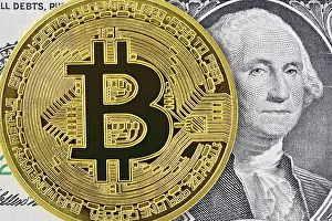 Bitcoin Symbol Stampe: Bitcoin and a US Dollar Note
