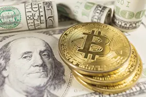 Digital Currency Symbol Stampe: Bitcoin stack and banknotes of one hundred dollar
