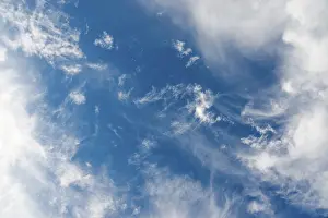 Blue Sky With Cirrus Clouds Stampe: Blue sky with dramatic cirrus clouds forming a dynamic structure