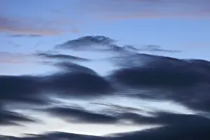 Cloudy Sky Overcast Stampe: Blue sky with dramatic dark clouds at dusk