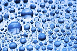 Close Up Raindrops Stampe: Blue water drops background close up