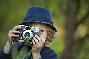 Daytime Portrait Photo Stampe: Boy, 5, with an old camera