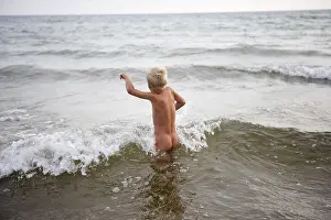 Nude Photography Stampe: Boy bathing