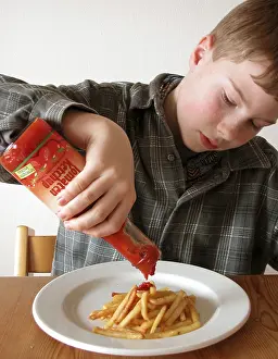 Child Eating Habits Stampe: Boy eats chips