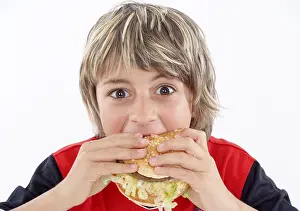 Child Eating Habits Stampe: Boy eats hamburger