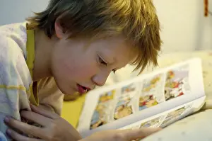 Boy Reading In Bed Stampe: Boy reading in bed