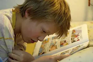 Boy Reading In Bed Stampe: Boy reading in bed