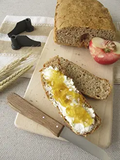 Wholemeal Bread Stampe: Bread from the bread maker with fruit spread