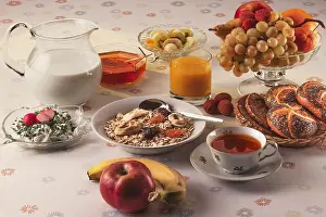 Breakfast Tableware Setup Stampe: Breakfast with cereal, fruit and bread