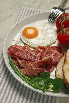 Light Colored Background Food Stampe: Breakfast, fried egg, bacon and bread