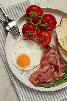 British Cuisine Images Stampe: Breakfast, fried egg, bacon and bread