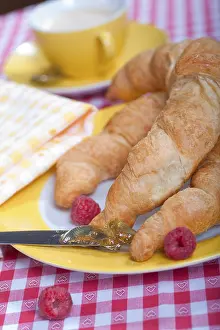 Breakfast Table Stampe: Breakfast table with croissants