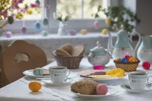 Easter Breakfast Table Stampe: Breakfast table with Easter eggs