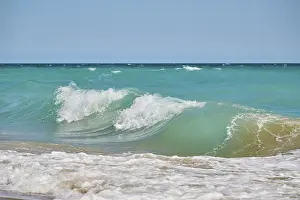 Empty Sandy Ocean Beach Stampe: Breaking waves on a sandy beach