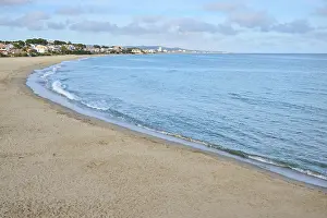 Sandy Ocean Shores Stampe: Breaking waves on a sandy beach