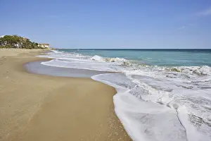 Sandy Ocean Shores Stampe: Breaking waves on a sandy beach