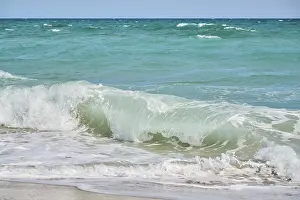 Sandy Ocean Shoreline Stampe: Breaking waves on a sandy beach