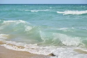 Catalonia Shoreline Stampe: Breaking waves on a sandy beach