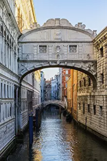 Il ponte dei Sospiri alla luce del mattino.
