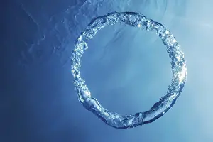 Deserted Ocean Scene Stampe: Bubble Ring Underwater ascends towards the Sun