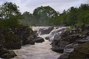 Scenic Scottish Landscapes Stampe: A bubbling river flows through a tree-lined