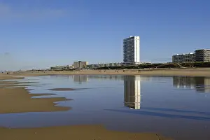 Sandy Ocean Beaches Stampe: Building on sandy beach, reflection