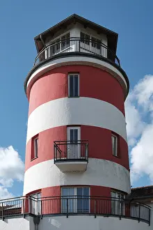 Immagini datate 27 settembre 2024: Edificio a forma di faro.