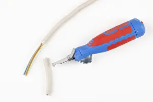 Studio Shot Background Stampe: A cable and a cable puller in red and blue on a white background