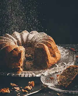 Studio Shot Dessert Photos Stampe: Cake with falling sugar