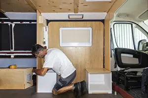 Immagini datate 9 settembre 2024: Conversione di camper. Installazione delle sedie.