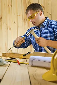 Carpenter At Work Stampe: Carpenter works with the chisel