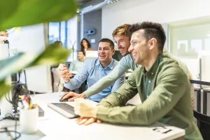 Modern Office Collaboration Stampe: Programmers collaborating on code in a bright