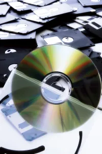 Data Storage Solutions Stampe: A CD, floppy disk in background