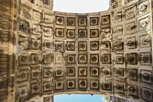 Stampe di Il soffitto dell'arco della porta adrian. Porta di Adrian, monumento di Antalya, Turchia. Costruzione antica in marmo e calcare antico Antalya Stampe: Il soffitto dell'arco della porta adriana.