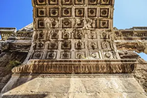 Stampe di Il soffitto dell'arco della porta adriana. La porta di Adriano, un luogo di rilievo ad Antalya, Turchia. Costruzione antica in marmo e calcare antico Antalya Stampe: Il soffitto dell'arco della porta adriana.