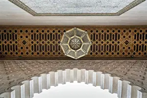 Rabat Stampe: Dettaglio del soffitto con lampada.