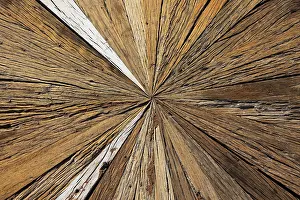 Deserted Wooden Structure Stampe: Centre of an old table top