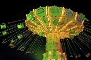Deserted Evening Scene Stampe: Chain carousel in the evening