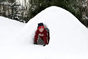 Happy Children Playing Outside Stampe: Child plays in igloo