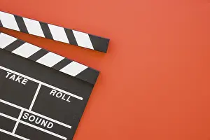 Red Background Stampe: Clapperboard on red background with space