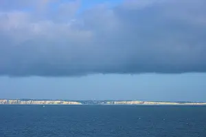 English Channel Coastline Stampe: Cliffs along the coast under a cloudy sky