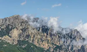 Mountain Pass Scenery Stampe: Cliffs and rocks in front of clouds
