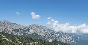 Mountain Pass Photography Stampe: Cliffs and rocks in front of clouds