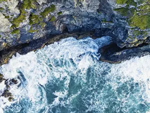 Drone Photography Cornwall Stampe: Top Down over Cliffs and Waves from a drone