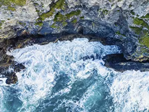 British Countryside Drone Shot Stampe: Top Down over Cliffs and Waves from a drone
