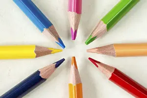 Opere D'arte Fotorealistiche Stampe: Ritratto ravvicinato di un cerchio di matite su sfondo carta.
