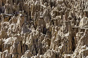 Stampe di Raffigurazione ravvicinata di una superficie rocciosa erosa con strutture intensive, il valle lunare Valle de la Luna vicino a La Paz in Bolivia Bolivia Stampe: Raffigurazione a tuffo di una superficie rocciosa erosa con strutture intensive.